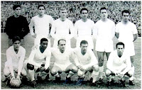 REAL MADRID C. F. Temporada 1959-60, Domínguez, Marquitos, Santamaría, Lesmes II, Vidal, Zárraga; Chus Herrera, Didí, Di Stéfano, Puskas y Gento. CLUB ATLÉTICO DE MADRID 3 REAL MADRID C. F. 3 Domingo 01/11/1959. Campeonato de Liga de 1ª División, jornada 8. Madrid, estadio Metropolitano. GOLES: 0-1: 4’, Alfredo Di Stéfano. 1-1: 13’, Enrique Collar. 2-1: 16’, Álvaro. 2-2: 32’, Ferenc Puskas. 2-3: 54’, Paco Gento. 3-3: 85’, Ramiro.