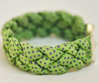 http://translate.google.es/translate?hl=es&sl=en&tl=es&u=http%3A%2F%2Fwww.howjoyful.com%2F2011%2F07%2Fjoyful-braided-bracelet-tutorial%2F