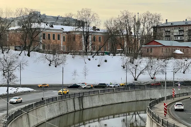 вид с Костомаровского моста, Николоямская набережная, река Яуза, бывший родильный дом имени Клары Цеткин