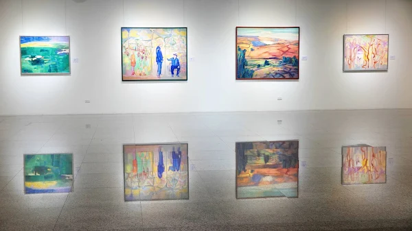 ▲與自然共鳴—陳光明油畫創作展，作品畫面點綴許多人物、小動物及昆蟲的點景，透過這些點景向觀眾說故事。（記者林明佑攝）