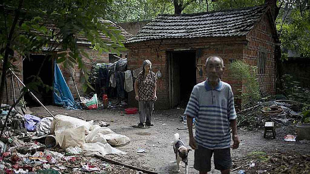 Muitas aldeias rurais estão em colapso como esta na província de Guizhou