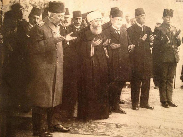 Mehmed Vahideddin Han Dua Ederken