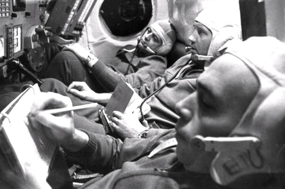 La primera muerte en una misión en el espacio: los astronautas o en este caso cosmonautas fallecieron mientras retornaban a la tierra en el año de  1971, Gueorgui Dobrovolski, Víktor Patsáyev y Vladislav Vólkov despegaron en la nave Soyuz 11.