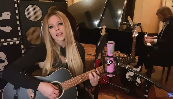 Avril Lavigne presentó 'We Are Warriors' en The Tonight Show
