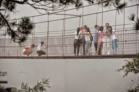 Lewati Jembatan Kaca di Atas Ketinggian 180 Meter, Mau?