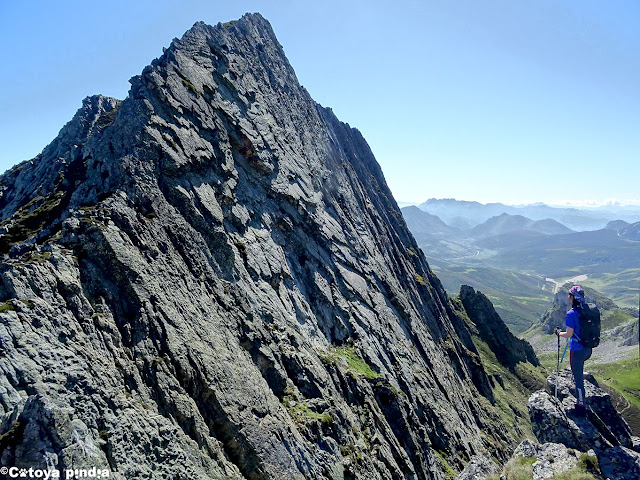 Una mirada al espolón oeste del Pico Torres antes de la ascensión.