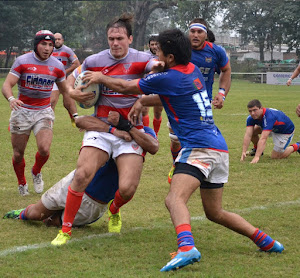 Luciano Devani resiste a la marca del fullback. Foto: Federico Espósito