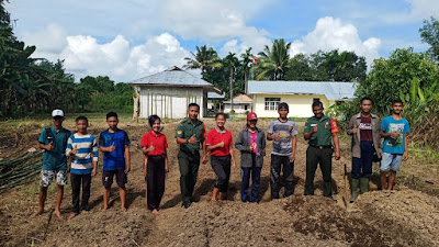 Semangat Babinsa Koramil 03/Idanogawo Kodim 0213/Nias Dampingi Kelompok Tani