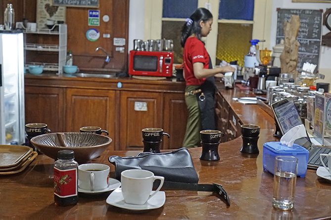 Menikmati dua kopi seduh manual dan membawa pulang clodbrew