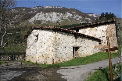 Caserío de Etxaguen a los pies de Oriol