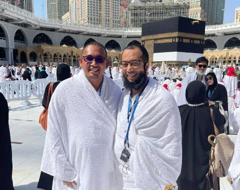 Anggota DPR RI Andre Rosiade dan Ustaz Khalid Basalamah di Mekkah, Arab Saudi saat menjalankan ibadah haji 2022.