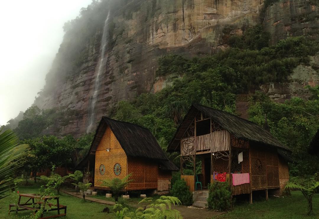 Lembah Harau Pemandang Keren dengan Background  Tebing 