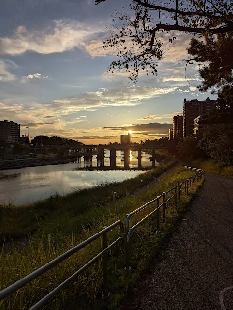 竹千代通りから眺める乙川と鉄橋と夕日