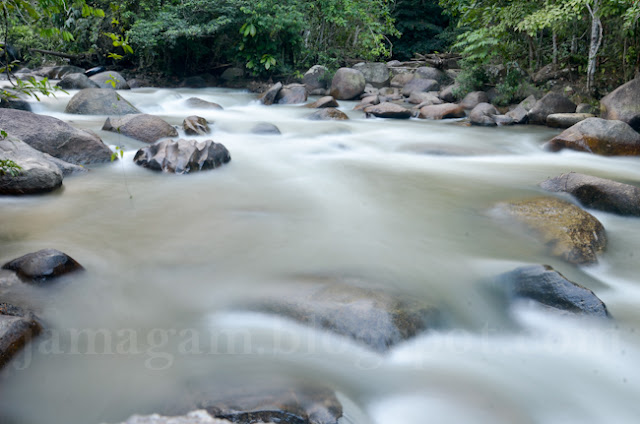 "Tubing" di jeram