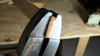 Presionar madera para conocer el grado de humedad