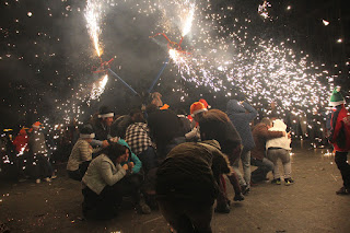 Miles de personas celebran en Herriko Plaza la nochevieja anticipada organizada por hosteleros