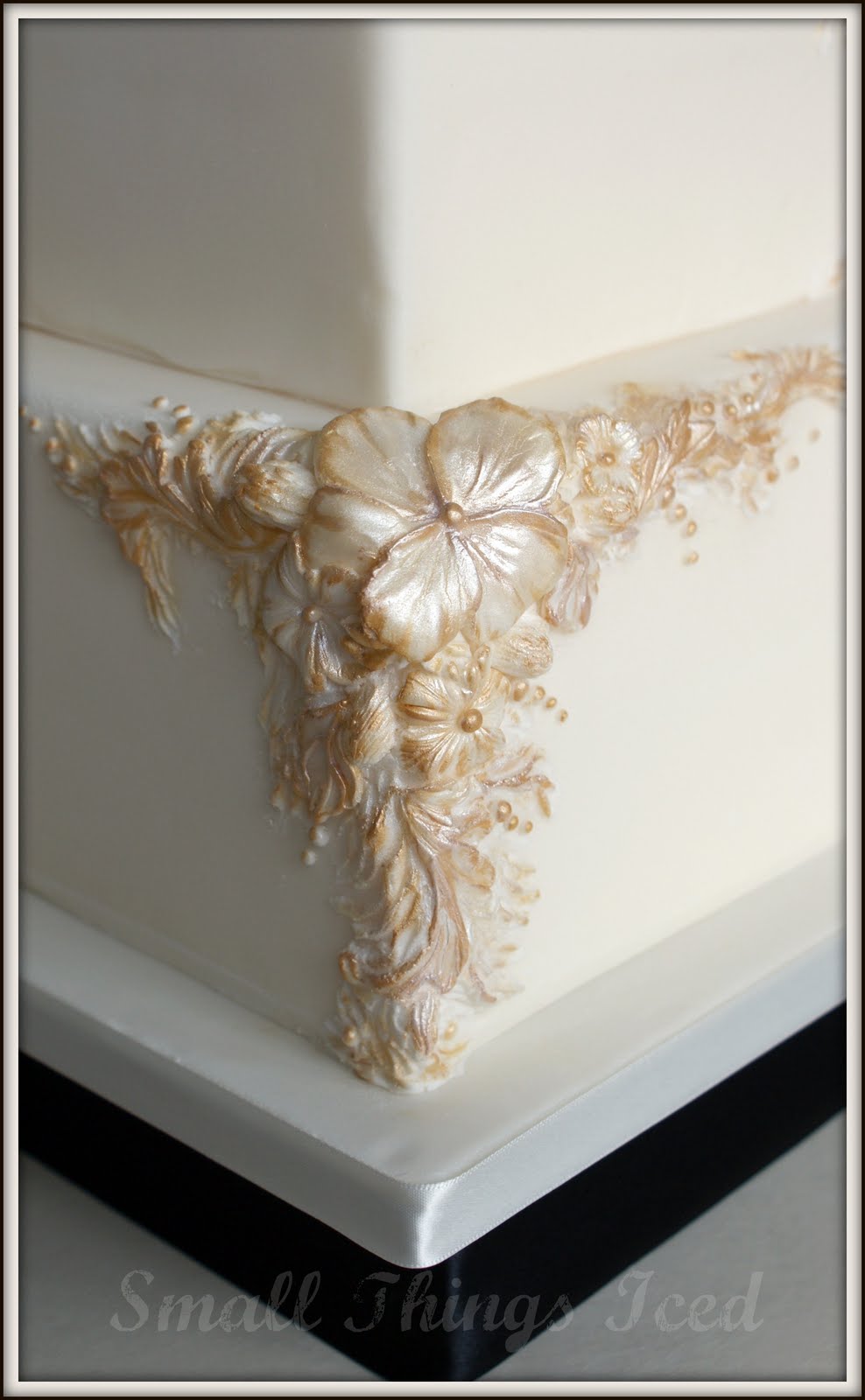 Decorating Wedding Cakes