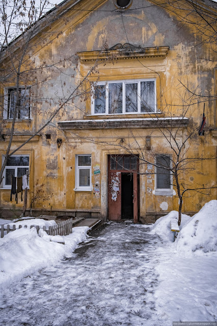 Вход в подъезд обшарпанного дома