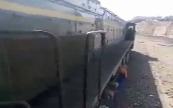 چلتی ٹرین سے لوہا چوری کرنے والا بچہ، حیران کن ویڈیو سامنے آگئی، دیکھ کر آپ بھی دنگ رہ جائیں