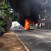 Van pega fogo e dá susto em passageiros em avenida de Natal.