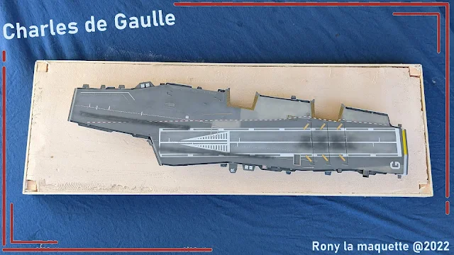 Diorama du Charles de Gaulle, Heller, 1/400.