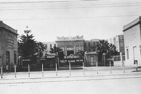 صورة من أمام فندق وكازينو سان ستيفانو بالاسكندرية عام 1910.