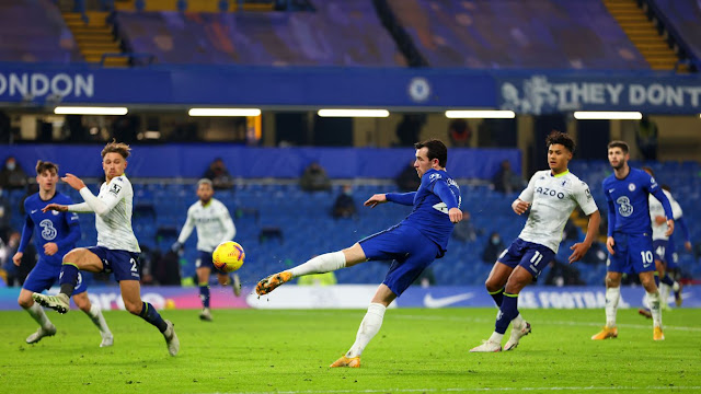 Ben Chiwell volleys wide during Chelsea 1-1 Aston Villa