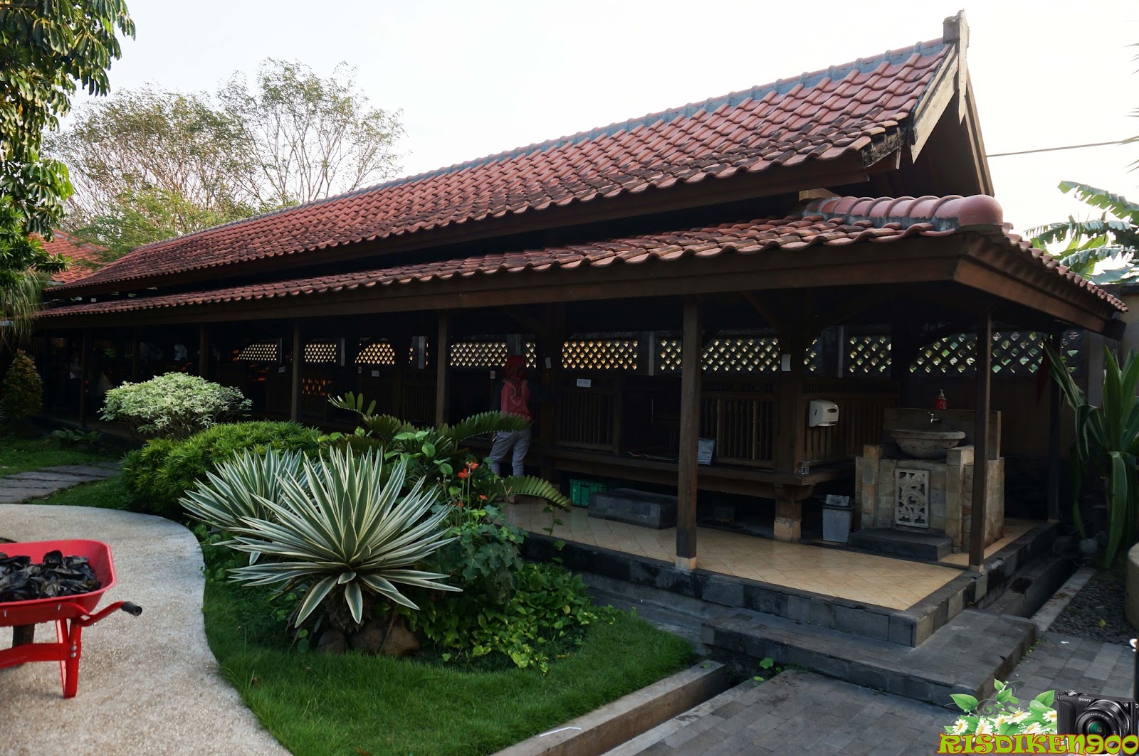 Perjalananku: Rumah Makan Taman & Lesehan Dewi Sri Jl. Raya Gayaman