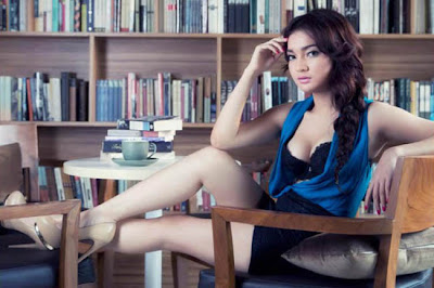 Foto Hot Model Cantik Dan Sexy Majalah Male, Ayumi - Ada Yang Asik