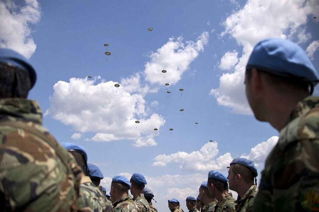 Exercícios conjuntos com paraquedistas dos EUA na Bulgária.