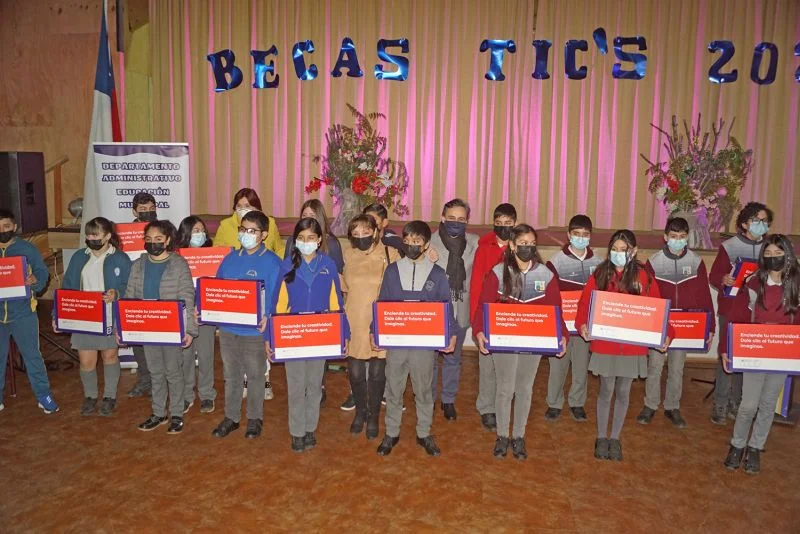 155 estudiantes de Puyehue recibieron computadores del programa JUNAEB