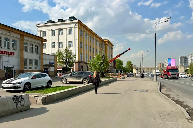 Варшавское шоссе, бизнес-центр (здание построено в 1951 году)