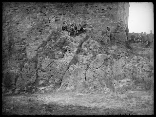 eine Gruppe junger Männer am Fuße der Burg Hohenstein in Mittelfranken - um 1930