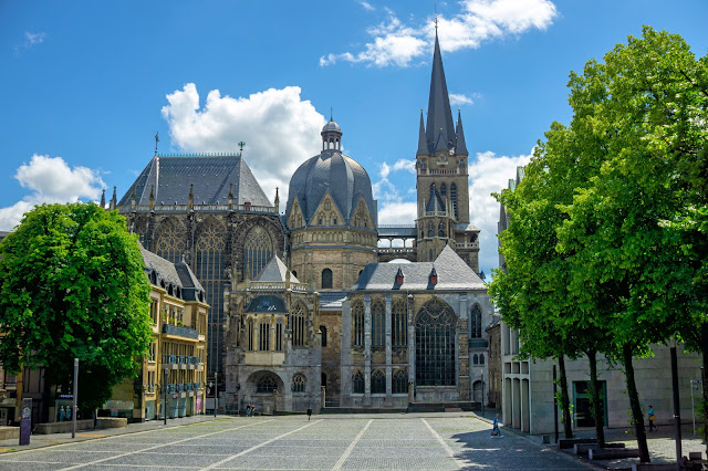 foto da entrada da Capela Palatina na catedral de Aachen