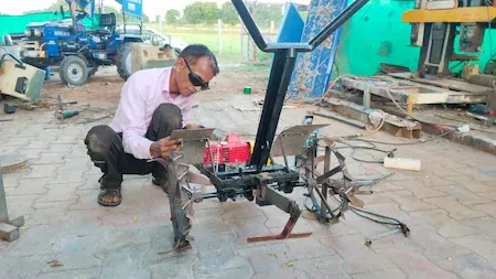 To remove the stigma, the farmer made a tiller machine with his own hands, plows the field in 1 liter of petrol