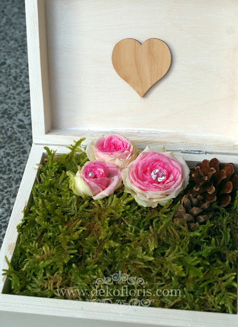Szkatułka na obrączki - kwiatowa poduszeczka z mchem i różami 