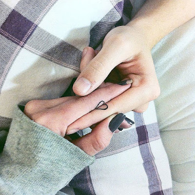 tatuaje de pareja tatuaje corazon complemento dedo