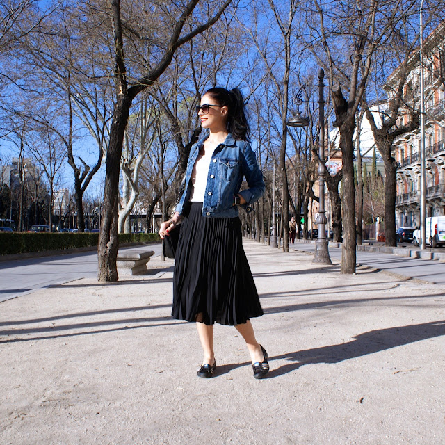 LOOK primavera falda plisada y cazadora vaquera