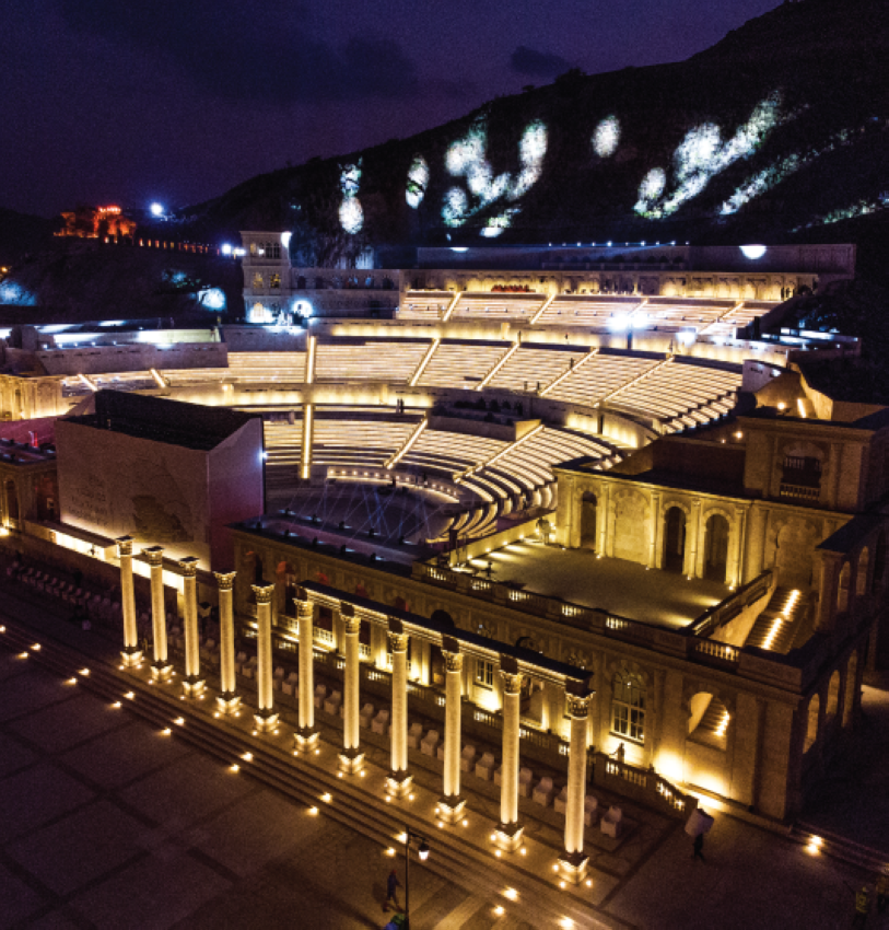 Khor Fakkan Amphitheater... When the brilliance of nature meets the subtlety of creativity The visitor to the city of Khorfakkan, located 109 kilometers from the center of the Emirate of Sharjah, will feel from the first moment the ancientness of the place and be captivated by the beauty of its nature.