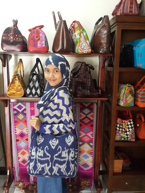 Tas berbahan baku kulit yang dikombinasikan dengan batik atau tenun dengan model yang beragam, saya lihat produknya selalu up to date, mengikuti tren yang sedang in. Produknya tidak hanya diminati oleh konsumen setia di negeri tecinta aja loh, yes produk ANDJANI BATIK sudah melanglang buana sampai mancanegara. Kalau dibandingkan dengan tas batik lainnya harganya cukup terjangkau dengan kualitas yang bagus tentunya. 