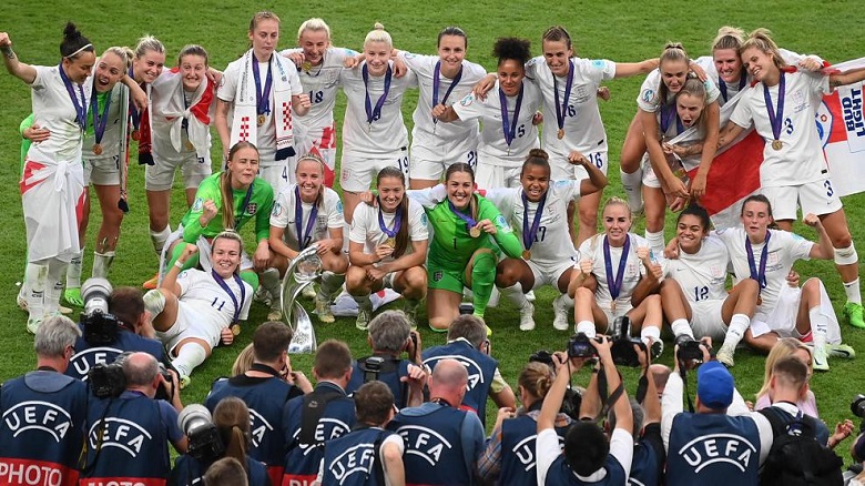 Las jugadoras de Inglaterra levantan el trofeo de la Eurocopa femenina 2022 | Ximinia