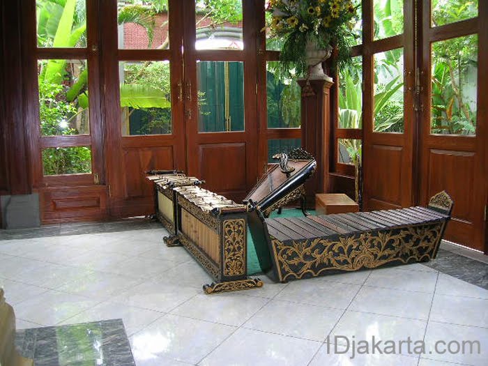 Bermukim di Kebayoran Baru, Jakarta Selatan: Rumah Dijual 