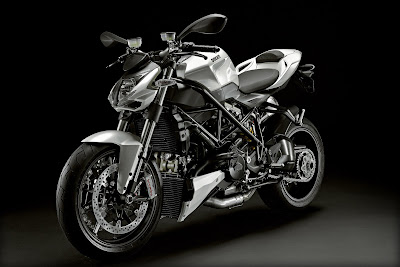 Ducati-Streetfighter_2011_1620x1080_Front_Angle_01
