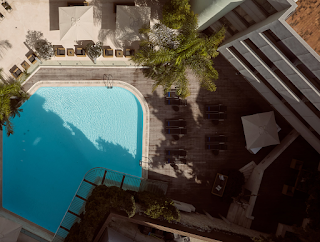 Η πισίνα ενός ξενοδοχείου στο Ηράκλειο Κρήτης από ψηλά
