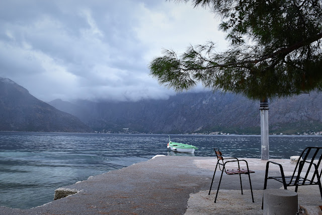 foto da baía de Kotor um pouco nublada no entardecer a partir do lado da vila de Banicevic   