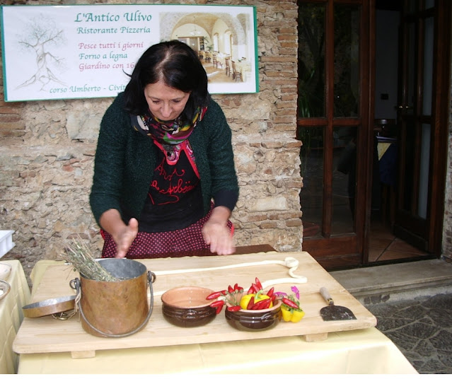 Anna Stratigò mentre prepara la pasta fresca