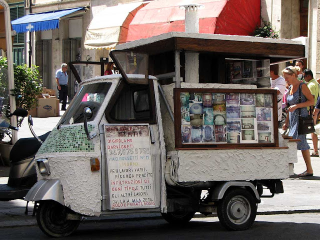 Piaggio Ape advertising a mason-plumber, Livorno