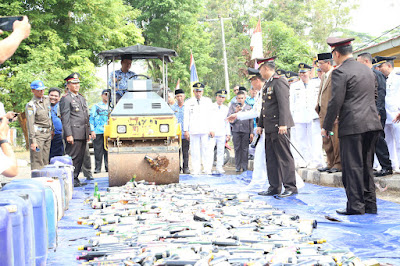 Polres Lampung Timur Musnahkan Ribuan Botol Miras