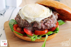 Bagel Burger au Steak Haché Maison de Boeuf Fermier Aubrac et Rocamadour - Une Graine d'Idée