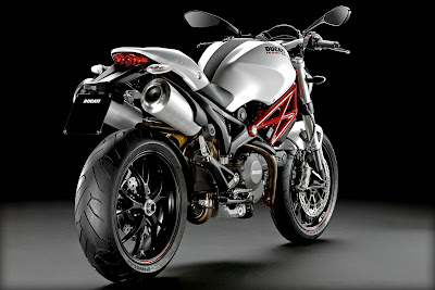 Ducati_Monster_796_2011_1620x1080_Rear_Angle_02